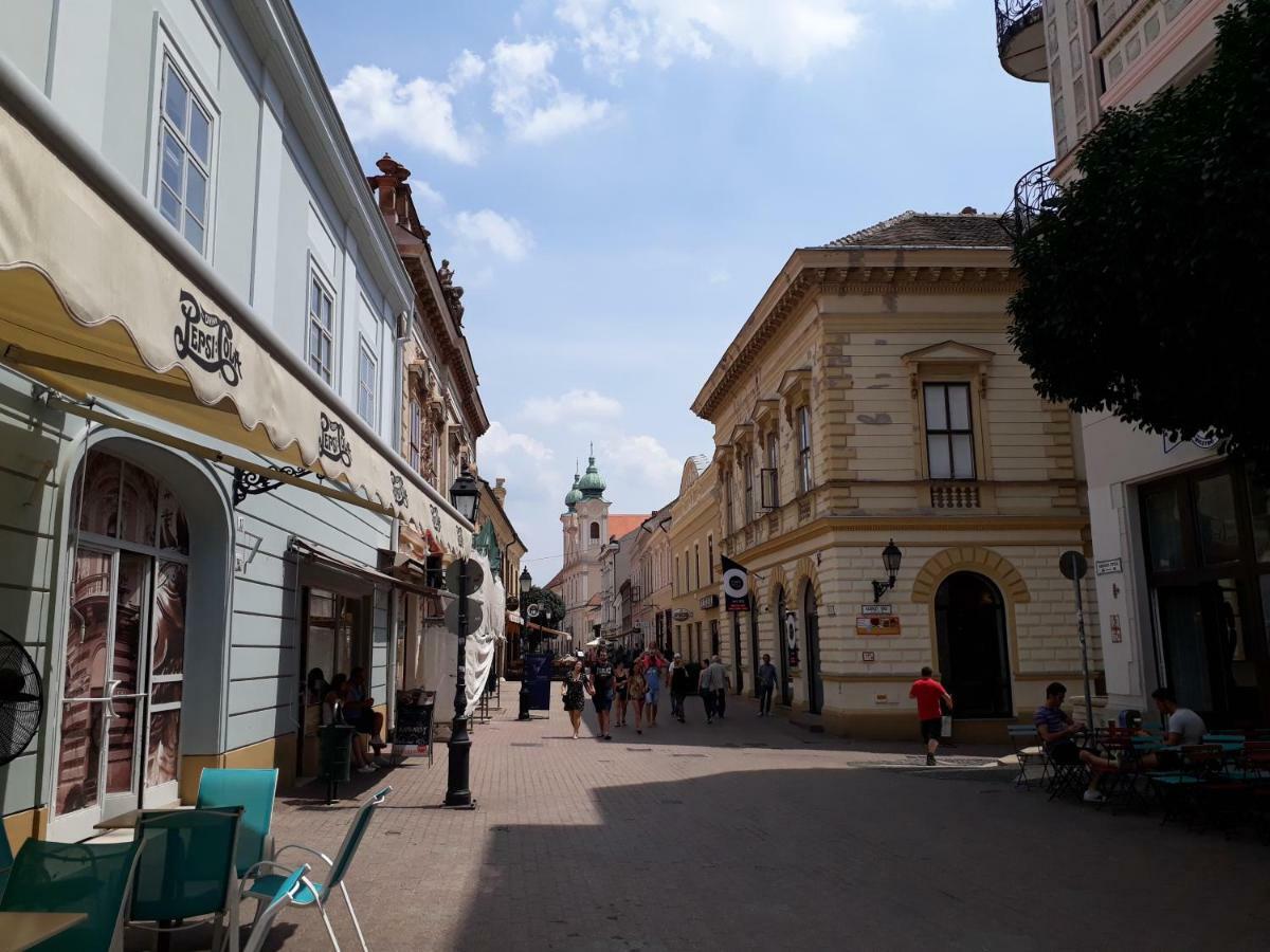 Sunny City Center Pecs Exterior photo
